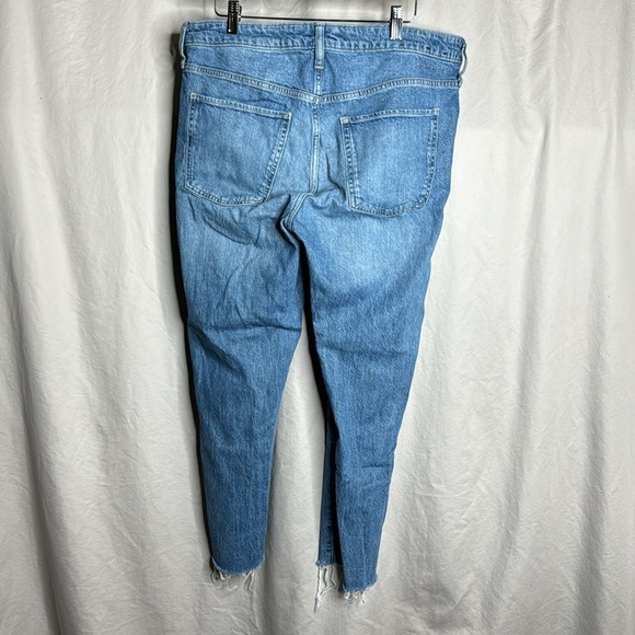 GAP Mid Rise Slim Boyfriend Jeans in Washwell Medium Brinkley - Picture 5 of 7